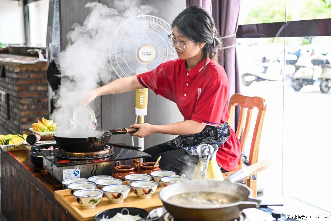 全网追的“扁担女孩”，找了一份暑假工，时薪12元 - 台州生活资讯 - 台州28生活网 tz.28life.net